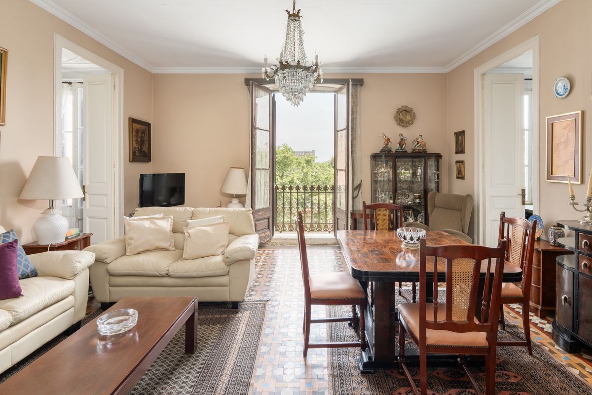 Salón comedor con balcón · Vivienda señorial frente al parque
