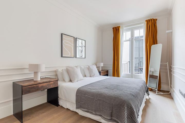 Dormitorio principal · Ático con terraza en el Eixample